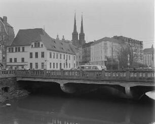 Blick über den Mühlgraben zur Klausbrücke und den Türmen der Marktkirche "Unserer Lieben Frauen"