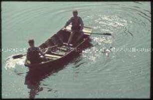 Zwei Jungen in einem Ruderboot