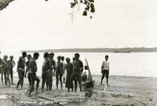 "Am Strand auf Buala mit Schiff im Hintergrund."