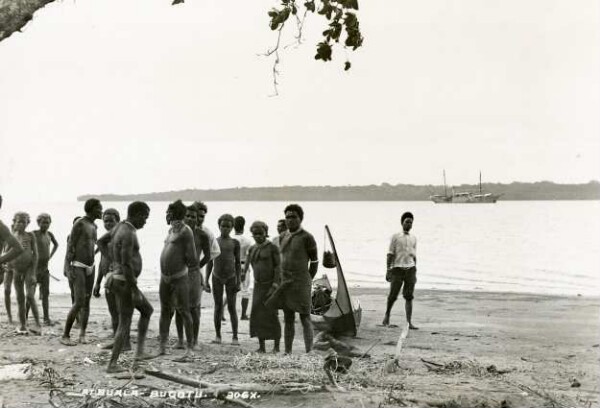 "Am Strand auf Buala mit Schiff im Hintergrund."