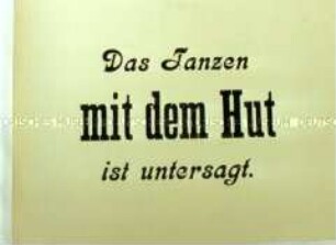 Schild "Das Tanzen mit dem Hut ist untersagt"