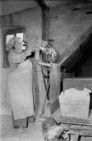 Halle. Porzellanwerk Lettin. Arbeiterin in der Produktion