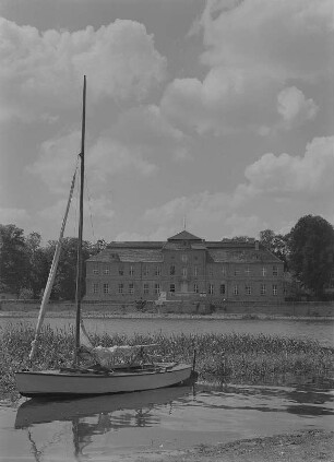 Plaue. Blick über die Havel zum Schloss Plaue