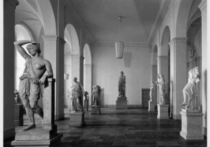 Aufstellung der Antikensammlung im Pergamonmuseum, Saal der Athena Parthenos