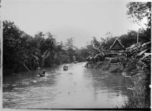 Leben am Fluss : Thailand. Ein Khlong oder Fluss mit Booten und gesäumt von Häusern, 1912/1913