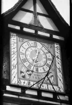 Tübingen-Bebenhausen: Uhr im Giebel