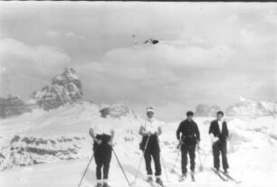 Winterurlaub in den Alpen. Skiläufer vor Bergkulisse