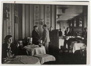Pierre Laval und der im Exil lebende König Alfonso XIII. von Spanien im Restaurant des Hotels des Bergues in Genf. links: Pierre Laval, rechts: Alfonso XIII.
