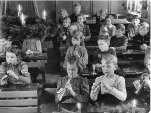 Hamburg. Schüler in einer Volksschule in Duvenstedt. In der Vorweihnachtszeit musizieren und singen die Schüler