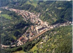 Glashütte. Stadtzentrum mit Gleisanlagen der Bahnstrecke Altenberg - Heidenau, Altenberger Straße mit Glashütter Uhrenbetrieb GmbH (Nr. 1), Hauptstraße und Dresdner Straße. Luftbild-Schrägaufnahme von Südost