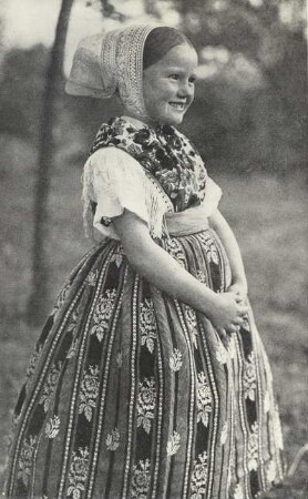Festtracht aus Bergen : Kleidung - Hoyerswerdaer Tracht. Ort: Hory pola Wojerec / Bergen bei Hoyerswerda. Bauernkind aus Bergen bei Hoyerswerda in Festtracht.