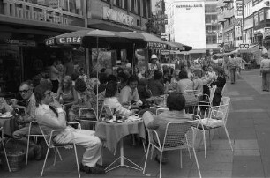 Duisburg: Straßencafé am Sonnenwall