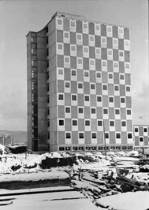 Freiburg: Studentensiedlung, Hochhaus von Westen, von unten, vom anderen Hochhaus