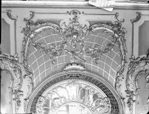 Potsdam, Neues Palais, Wohnung Friedrich II., Konzertzimmer, R.:211, Westwand: Feld über dem mittleren Spiegel.