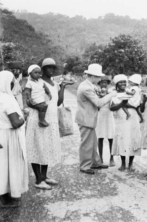 Reisefotos Karibik. Trinidad. Einheimische Mütter mit Kindern und der Fotograf