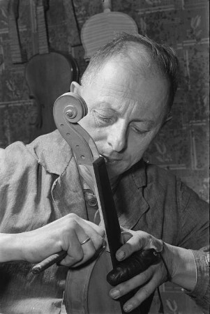Markneukirchner Cocktail : Musikinstrumentenbau Markneukirchen. Geigenbauer Meister Oskar Erich Heinel bei der Arbeit am Korpus