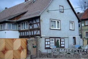 Gehöft, Wohnhaus mit Sichtfachwerk Hofseite, verputztem Giebel: Betonformsteine am Vorgarten
