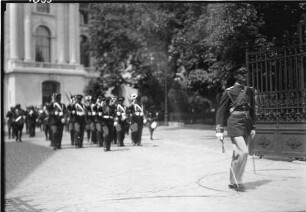 Bukarest, Straßenszenen: Aufziehen der Wache, Ausmarsch vom Schloss