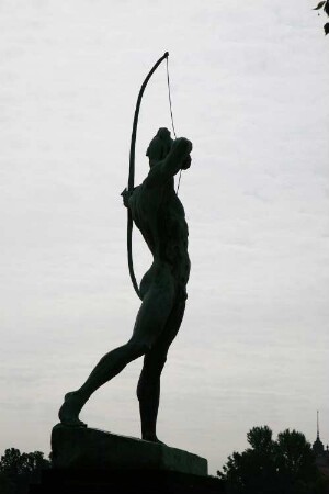 Bogenschütze : Bogenschütze. Bronze (1895; E. M. Geyger, Guß 1902). Dresden-Neustadt. Neustädter Elbufer