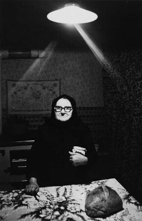 Alte Frau am Tisch