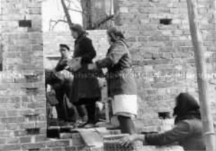 Arbeitsmaiden des Reichsarbeitsdienstes leisten Kriegshilfsdienst bei Bauarbeiten