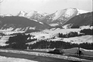 Weiler: Deutsche Alpenstraße, Kurve oberhalb mit Bergen