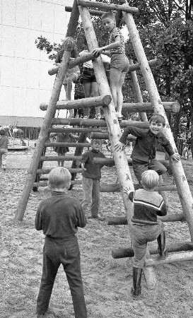 Inbetriebnahme des ersten Spielwegs mit Kinderspielplatz in Oberreut.