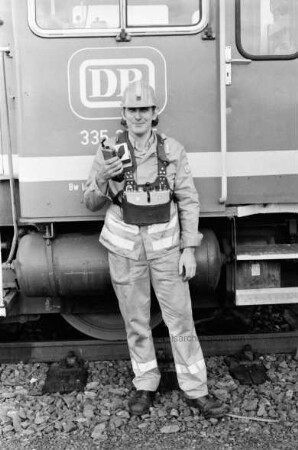 Matyla, Günter: Lokführer bei der Deutschen Bahn auf dem Bad Oldesloer Rangierbahnhof beim Ankoppeln