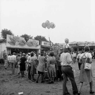 Volks- und Schützenfest: Schützenverein Sprenge und Umgebung e.V.: Festplatz mit Buden und Besuchern: im Vordergrund Stand mit Luftballons
