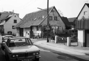 Freiburg, Lehen: Kirchstraße mit Bauernhäusern, Vordergrund BMW-Auto
