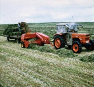 Fotografie: Erntetechnik, Heuernte, Hochdruckpresse, Zweiachsanhänger