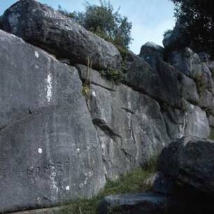 Thasos (antike Stadt), Akropolis. Der Parmenon-Block; Anfang 5. Jh. v. Chr. an der antiken Marmormauer