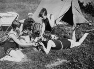 Junge Frauen beim Zelten