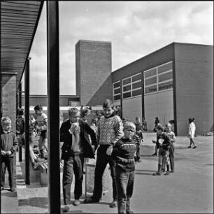 Planetenring, Volksschule/Hauptschule Nikolaus Kopernikus, Pausenhof