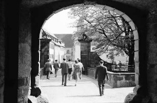 Waldenburg: Burgtor vom Burghof