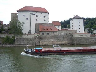 Passau - Veste Niederhaus : Ein Lastschiff fährt an der Veste Niederhaus stromaufwärts vorbei. Aufgenommen am 11. Juni 2011 in Passau
