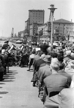 Erstes Hafenkonzert im Mittelbecken des Karlsruher Rheinhafens.