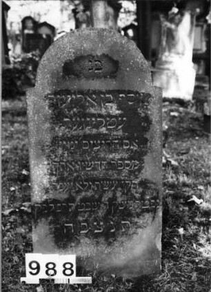Grabstein 988 (Index: 99630490) Material: Sandstein Zustand: verwittert Maße HxBxT: 83x45x6 cm Beschreibung: Stele mit eingezogenem Rundbogenabschluß: Grabstein 988