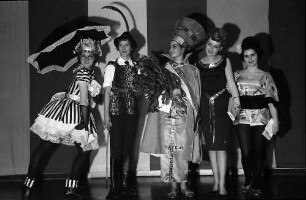 Freiburg: Stadthalle, Wahl der Miss Fasnet, fünf Siegerinnen