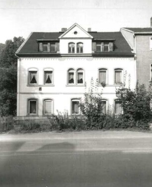 Schwarzenberg. Wohnhaus, Karlsbader Straße 9. Straßenfront mit Einfriedung