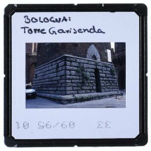 Bologna, Torre Garisenda : Sockelzone