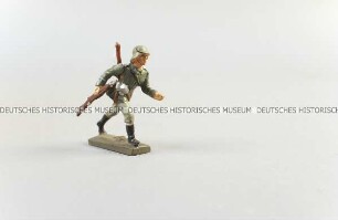 Massefigur: Sturmsoldat mit Karabiner und Spaten