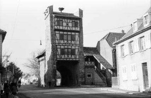 Cernay, Sennheim: Thanner Tor, Porte de Thann, Ansicht von der Stadtseite, Stadtmuseum im Turm