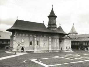 Neamt, Rumänien. Klosterkirche (1497) von Süden. Im Vordergrund links und rechts die Grundrisse der 1. Steinkirche (E. 14. Jh.) und darüber Grundriß der versetzten Sf. Gheorge-Kirche (1795)