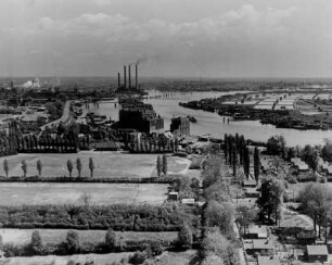 Hamburg. Das Foto zeigt das 1917 in Betrieb genomme Kohlekraftwerk mit seinen 4 markanten Schornsteinen in Tiefstack, dem Niederungsgebiet zwischen Norderelbe und Bille im Osten der Hansestadt. 1993 wurde das Kraftwerk stillgelegt. Mit dem Traunspark, Billwerder Bucht und die Elbinsel Kaltehofe mit den Filterbecken vom Wasserwerk