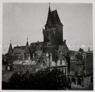 Aachen, Neues Rathaus und ausgebrannte Propstei