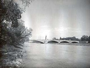 Fischer, Theodor; München; Wittelsbacherbrücke - Gesamtansicht mit Flussufer und Vegetation