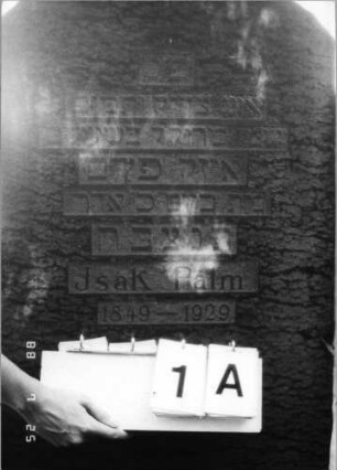 Grabstein 1 (Index: 100094168) Material: Granit Zustand: gut Maße HxBxT: 135x57x20 cm Beschreibung: Stele auf Sockel mit Rundbogen Steinmetz: Herrmann: Grabstein 1A