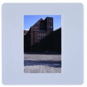 Berlin, AEG-Fabriken am Humboldthain : Innenhof mit Blick auf AEG Fabrik für Transformatoren und Hochspannungsmaterial