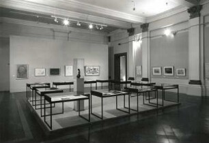 Ausstellung "Kunst - Wirklichkeiten. Erhart Kästner - Bibliothekar, Schriftsteller, Sammler", 08.05.-03.07.1994. Dresden: Albertinum, Mosaiksaal. Raumaufnahme